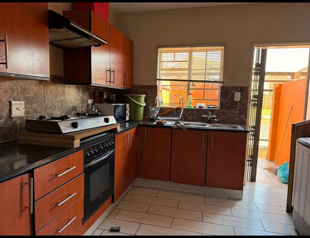 3 BEDROOM APARTMENT FOR SALE IN WATERVAL EAST